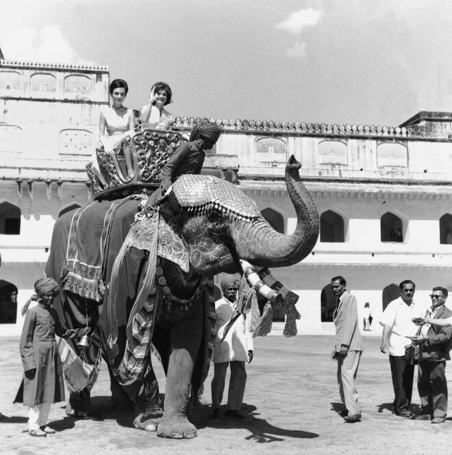 Jacqueline Kennedy e Lee Radziwill num passeio de elefante no Paquistão, a 19 de março de 1962