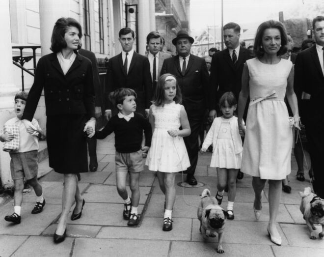 Jacqueline Kennedy com Lee Radziwill e as crianças John Jr., Anthony, Caroline e Anna Christina, a caminhar para o St James' Park, em Londres, com os guarda-costas, a 13 de maio de 1965