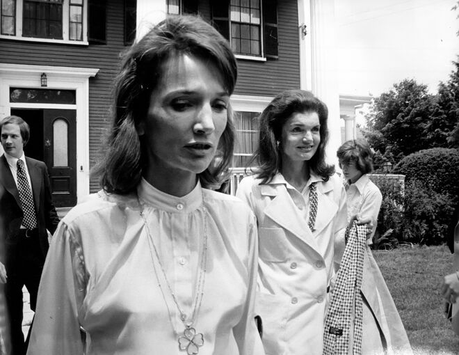 Lee Radziwill e Jacqueline Kennedy Onassis saem do Howard Johnson após a formatura de Caroline Kennedy da Concord Academy, a 5 de junho de 1975, em Concord, Massachusetts