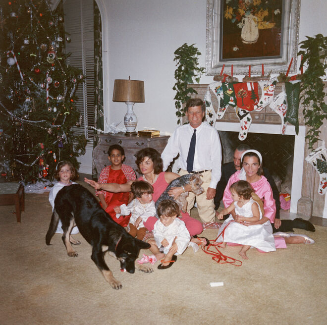 O então presidente dos Estados Unidos da América John F. Kennedy e a primeira-dama Jacqueline Kennedy com a família no Natal, na Casa Branca, em Washington, D.C., a 25 de dezembro de 1962. Na foto, Caroline Kennedy, John F. Kennedy Jr., Anthony Radziwill, príncipe Stanislaus Radziwill, Lee Radziwill e Anna Christina Radziwill