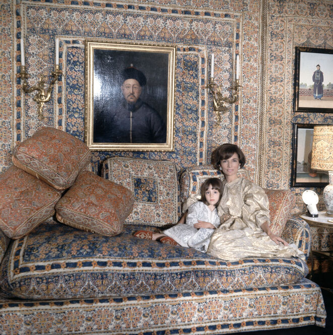 Lee Radziwill e a filha Anna Christina no quarto Turquerie, na sua casa em Londres, em dezembro de 1966