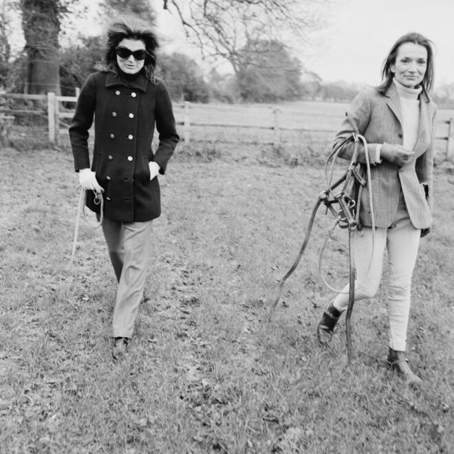 Jacqueline Kennedy e Lee Radziwill, numa fazenda no Reino Unido, a 15 de novembro de 1968