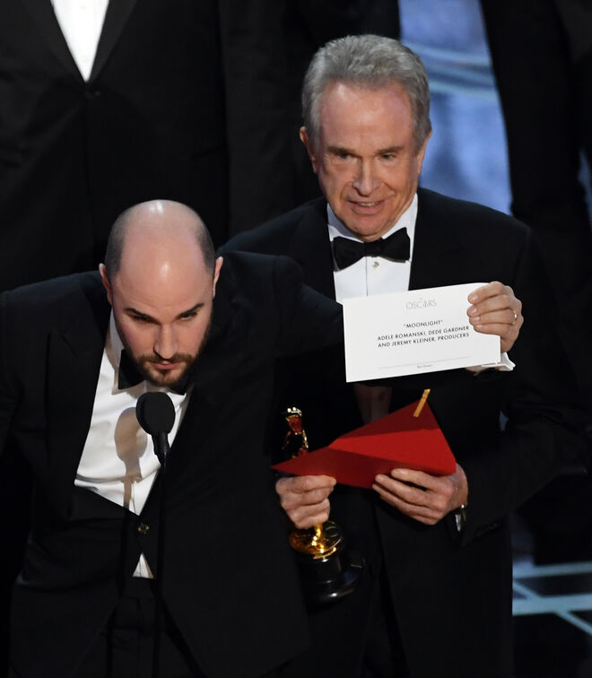 O momento mais desconfortável dos últimos anos aconteceu na cerimónia de 2017, quando Warren Beatty anunciou que 'La La Land' ganhara a categoria de Melhor Filme Original. Com o elenco, realizador e produtores já em palco, foi anunciado que 'Moonlight' era, afinal, o vencedor