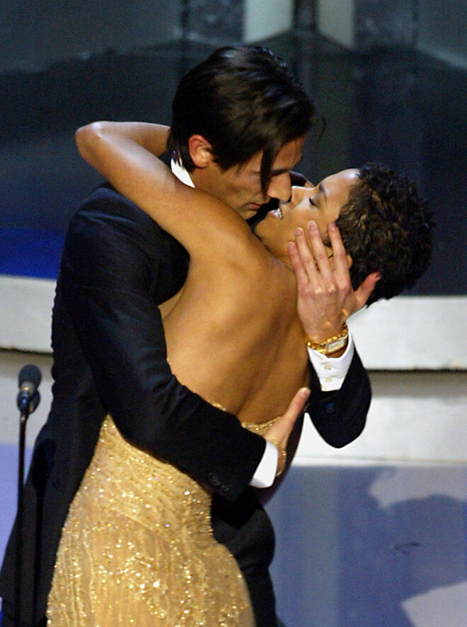 Adrien Brody ganhou a estatueta de Melhor Ator nos Óscares de 2003 pelo seu papel em 'O Pianista', e quando subiu ao palco estava tão entusiasmado que acabou por dar um grande beijo a Halle Berry, que lhe havia entregue o prémio.