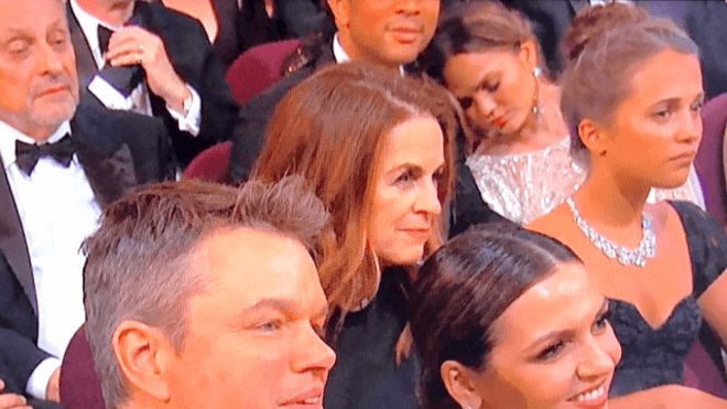 Chrissy Teigen a dormir na cerimónia de 2017.