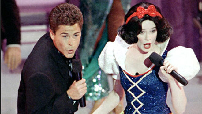 Nos Óscares de 1989, a abertura musical de Rob Lowe com a Branca de Neve não correu mesmo nada bem: da voz de Lowe fora de tom até ao facto da Disney decidir depois processar a Academia por violação de direitos de autor. Mas nada pior do que a carta aberta assinada por 17 personalidades de Hollywood a afirmar que aquela cerimónia tinha sido “uma vergonha tanto para a Academia como para a indústria do cinema”