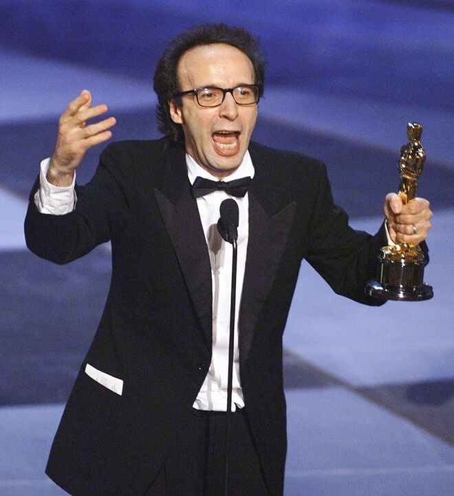 O ator e realizador Roberto Benigni ficou tão contente ao receber o prémio de Melhor Filme Estrangeiro por "A Vida É Bela", na cerimónia de 1999, que passou por cima de várias filas de cadeiras.