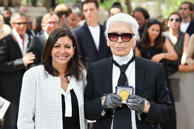 Em julho de 2017, Anne Hidalgo, presidente da Câmara de Paris, concedeu a Karl Lagerfeld a Medalha da Cidade de Paris, pelos serviços prestados à metrópole