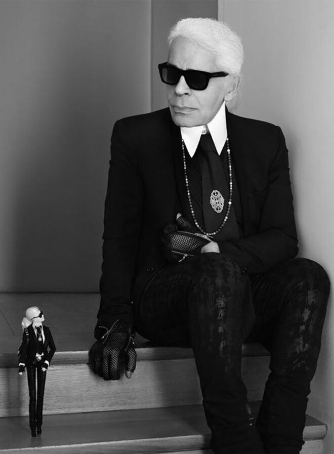 Karl Lagerfeld ao lado da boneca Barbie, em setembro de 2014