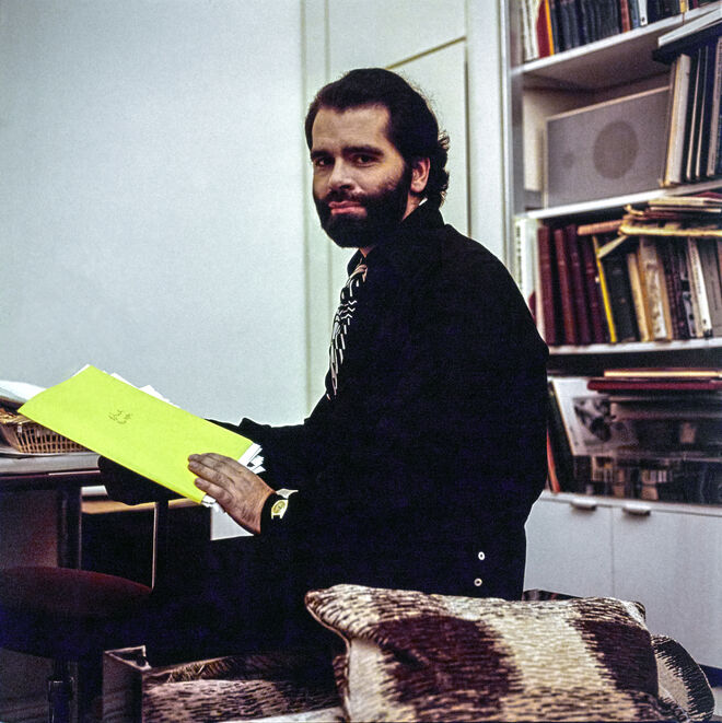 Karl Lagerfeld no seu apartamento de Paris, em setembro de 1974
