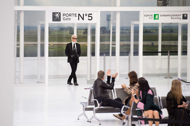 Karl Lagerfeld no desfile Chanel primavera-verão 2016, a 6 de outubro de 2015
