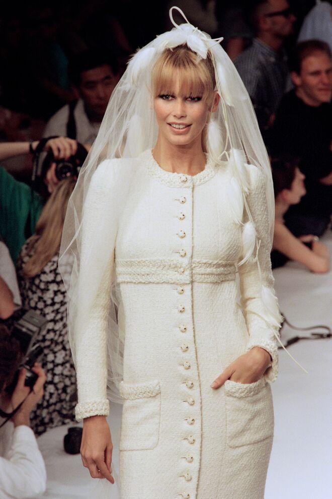 Claudia Schiffer no desfile Chanel outono-inverno 1996 em Paris, a 11 de julho de 1995
