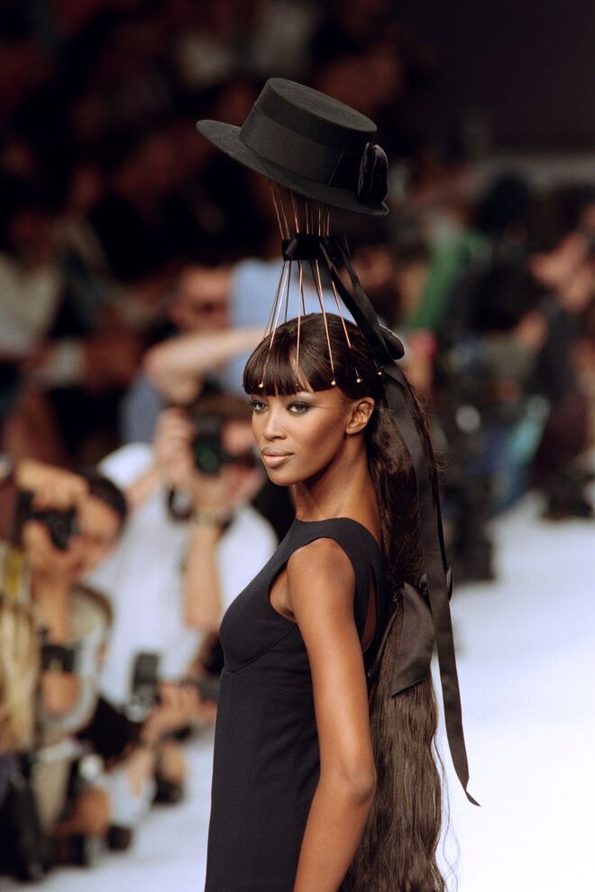 Naomi Campbell no desfile Chanel outono-inverno 1996 em Paris, a 11 de julho de 1995