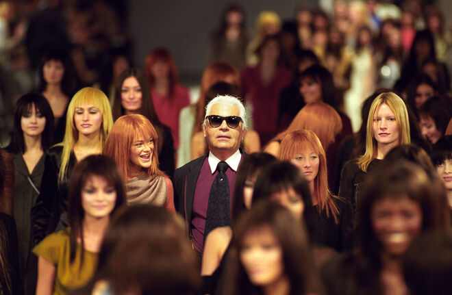 Karl Lagerfeld no desfile Chanel pronto-a-vestir outono-inverno 1999/2000
