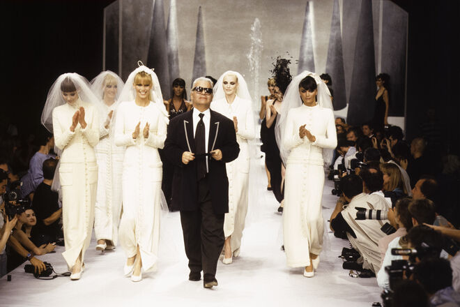 Karl Lagerfeld no desfile alta-costura Chanel outono-inverno 1995/96 em Paris, em julho de 1995