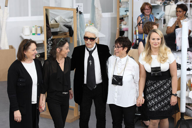 Karl Lagerfeld com a sua equipa no desfile de alta-costura Chanel outono-inverno 2016/2017, a 5 de julho de 2016