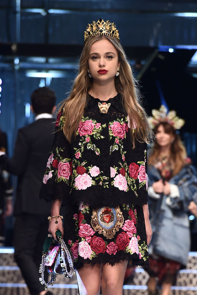 Lady Amélia Windsor, com apenas 23 anos, já dá cartas no mundo da moda. Em fevereiro de 2017 estreou-se no desfile da Dolce and Gabbana, em Milão.