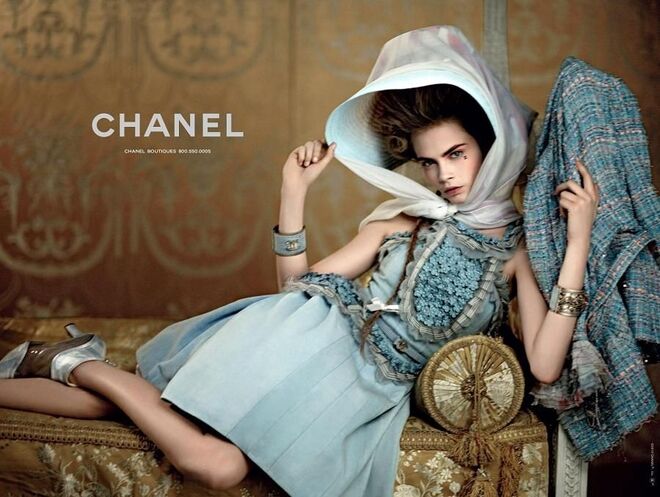 Cara Delevingne - A modelo britânica chamou a atenção de Karl graças ao seu charme natural e o seu estilo irreverente. Delevingne já participou em inúmeras campanhas publicitárias e desfiles da Chanel