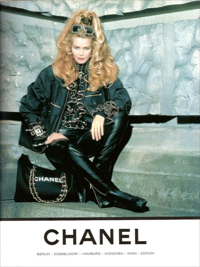 Claudia Schiffer - A supermodelo alemã atraiu desde cedo o olho de Karl, que a tornou num dos rostos da Chanel. A modelo revelou à Vogue norte-americana que o trabalho que fez com Lagerfeld abriu-lhe inúmeras portas na indústria da moda. Para Schiffer, Karl Lagerfeld foi um mentor