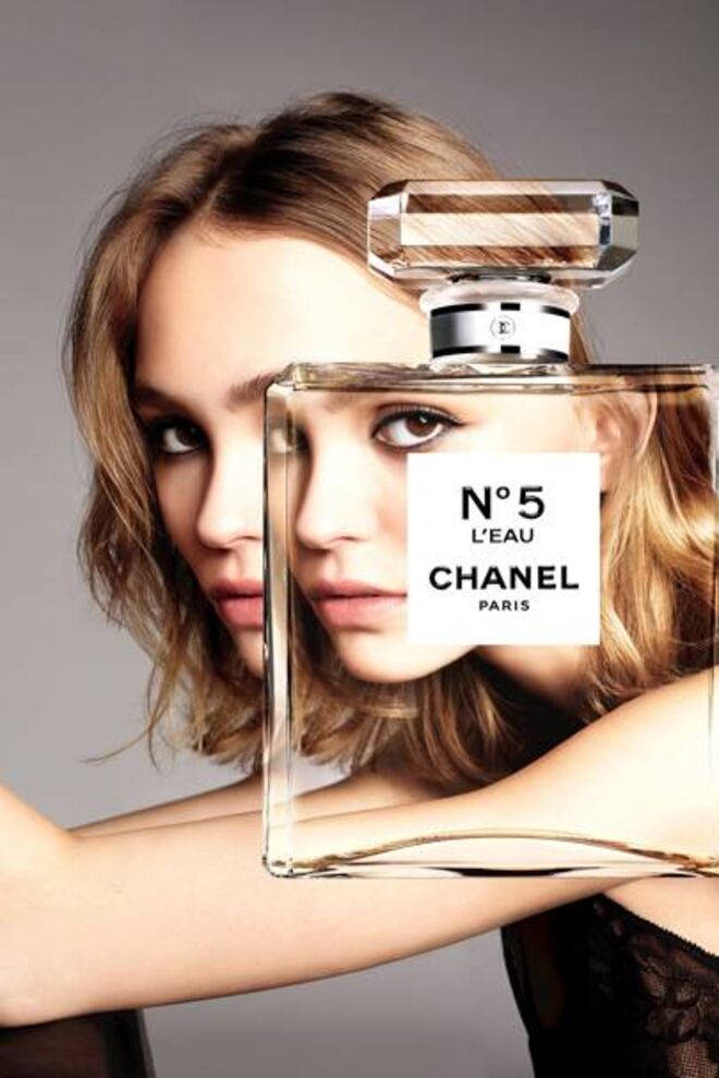 Lily-Rose Depp - A filha de Vanessa Paradis e Johnny Depp triunfou no mundo da moda com a ajuda de Lagerfeld e foi uma das suas últimas musas. Depp desfilou a alta-costura da Chanel para o outono de 2015 e é embaixadora da Chanel e um dos rostos do perfume Chanel No.5