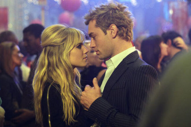 12. Sienna Miller e Jude Law – Quando em 2004 gravaram 'Alfie', era Miller ainda praticamente desconhecida, a química entre os dois foi evidente. Começaram a namorar e em menos de um ano ficaram noivos. Porém, em 2005, a ama de Law veio a público confirmar o caso de ambos. Ainda voltaram a juntar-se, mas entre 2016 e 2011, mas acabaram por separar-se