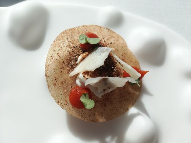 Crocante de massa de pizza com tomate, manjericão e queijo Burrata com vinagre balsâmico envelhecido