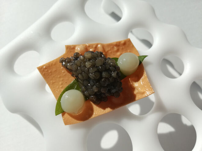 Crocante de topinambur, folha de ostra e caviar Ossetra