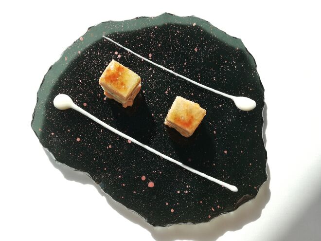 Mil-folhas caramelizado de foie gras, maçã verde e enguia fumada