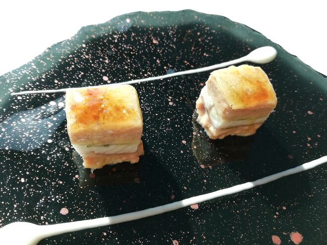 Mil-folhas caramelizado de foie gras, assinatura do chef Martín Berasategui