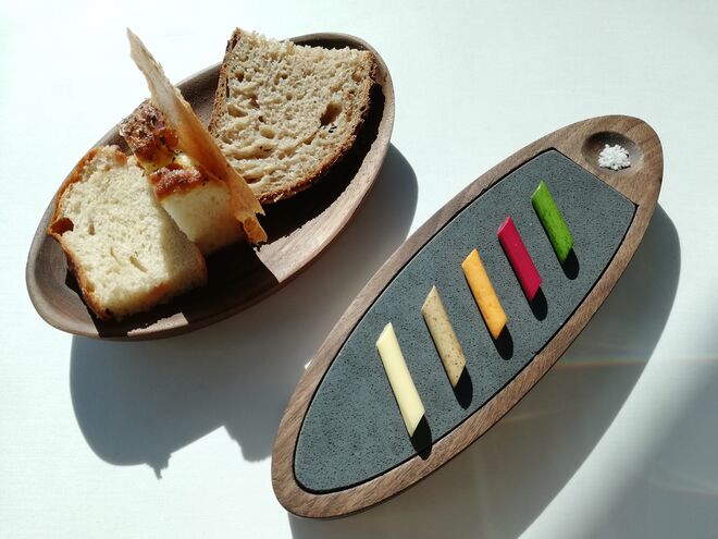 Seleção de pães e manteigas. Na foto, brioche com paneta fumada, focaccia com tomilho e alecrim, flat bread e pão de massa mãe com trigo do Alentejo e Trás-os-Montes. As manteigas são confecionadas a partir da manteiga da Ilha do Pico: simples com sal, de cogumelos, de tomate, de beterraba e de espinafres