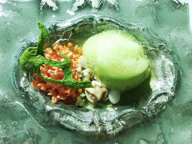 Ostra com sumo de azeitonas verdes, emulsão de wasabi, granizado thai, pimentos e crocante de algas
