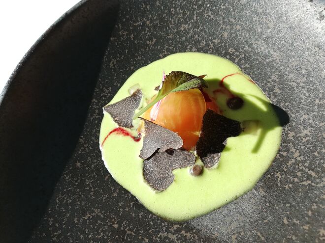 Gema de ovo em carbonara de ervas, lâminas de beterraba e carpaccio de papada de porco com trufa negra
