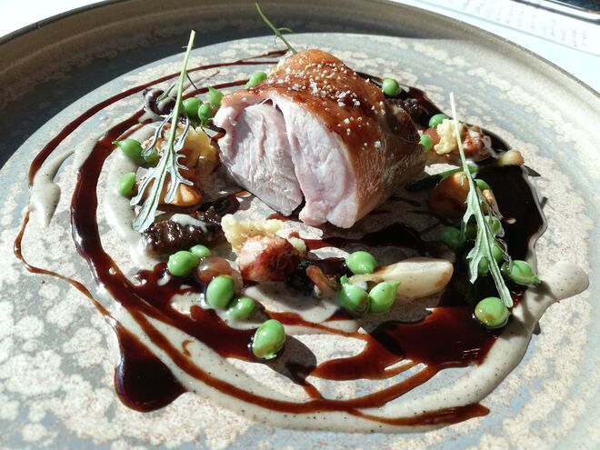 Pá de borrego de leite com soro de parmesão e cogumelos silvestres com creme de trufa e queijo e ervilha