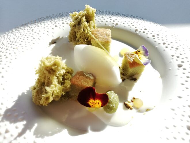 Infusão de arroz, leite e cardamomo, pistáchio em várias texturas, gelado de yuzu e gel kalamansi