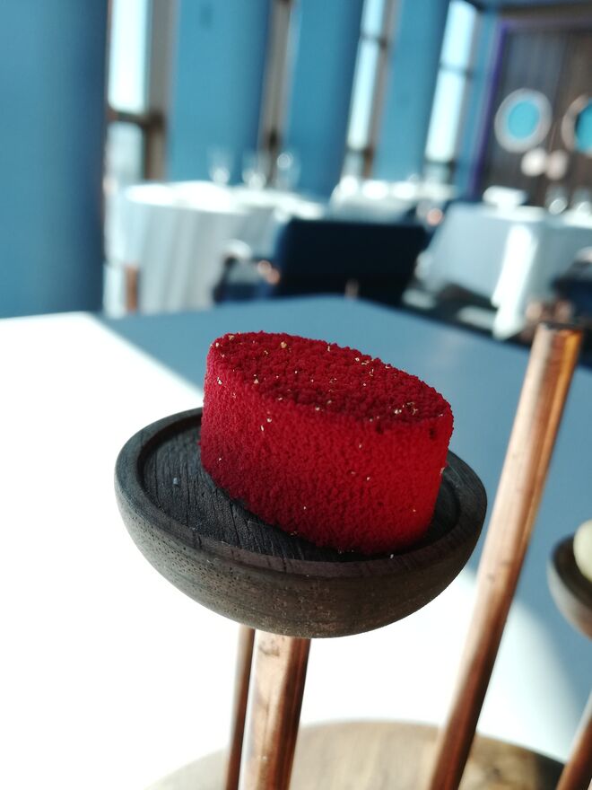 Bombom de chocolate com avelã e framboesa