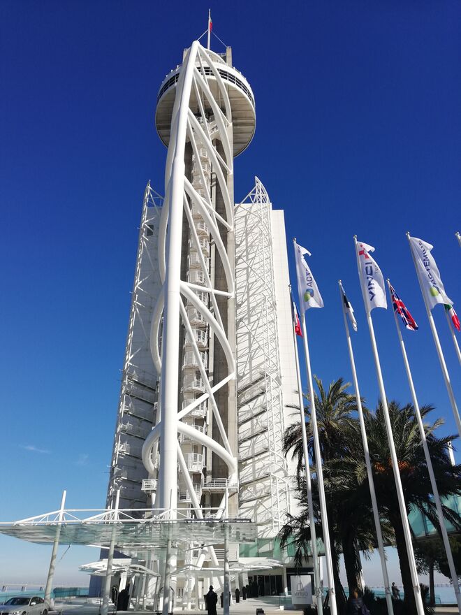 O restaurante Fifty Seconds Martin Berasategui fica no topo do edifício Myriad Cristal Center by Sana na Cais das Naus, Parque das Nações, Lisboa
