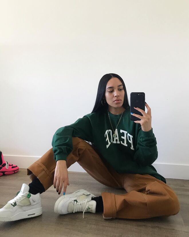 Aleali aposta nuns ténis grandes com muita influência dos ténis dos anos 90,  com uma Sweat que combina com os detalhes do calçado