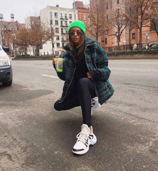 A blogger de WeWoreWhat pousa nos seus ténis grandes e feios, num estilo mais quente e desportivo