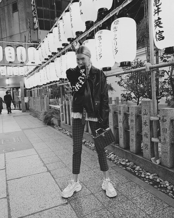 Elsa Hosk aposta em combinar os seus ténis grandes com uma mala da Gucci, num estilo casual chic