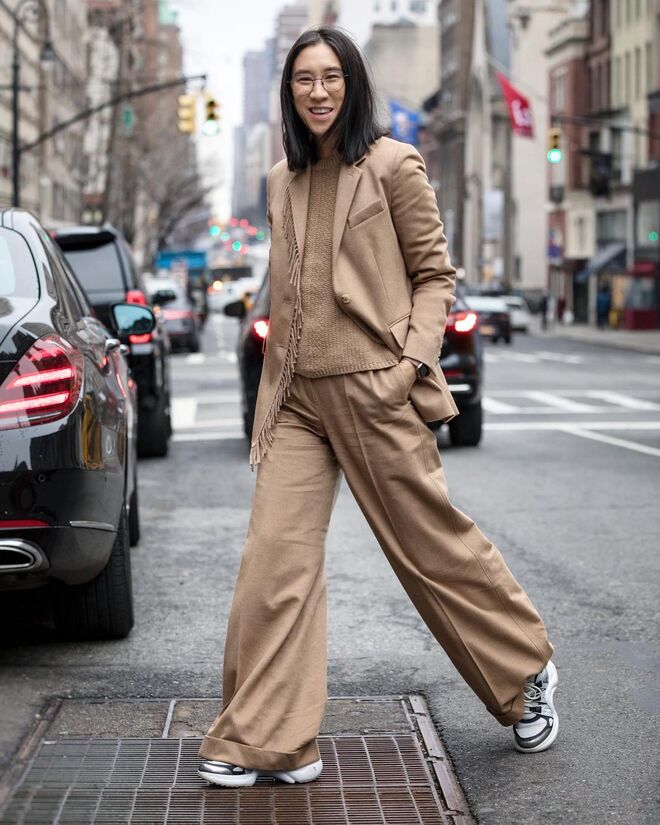 Eva aposta num estilo mais monocromático o que faz com o que os seus ténis chunky sobressaíam 