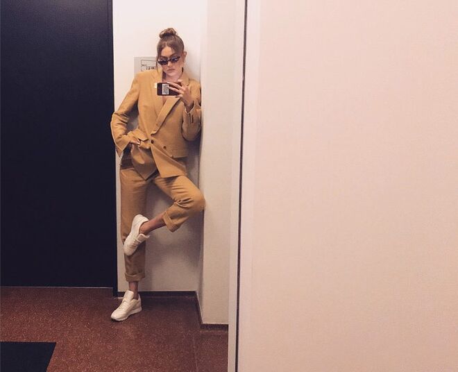 Gigi Hadid aposta na sua parceria com a Rebook, nestes ténis grandes brancos