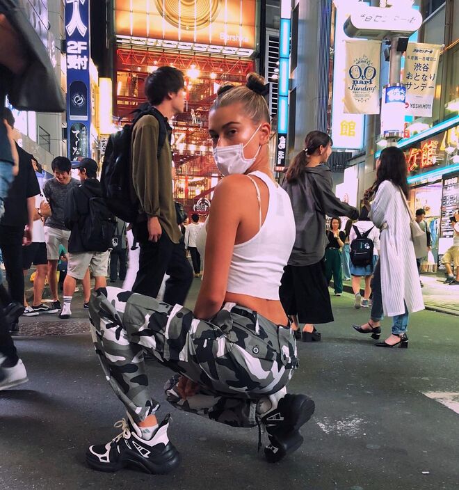 Hailey Bieber pousa com os seus ténis em Tokyo