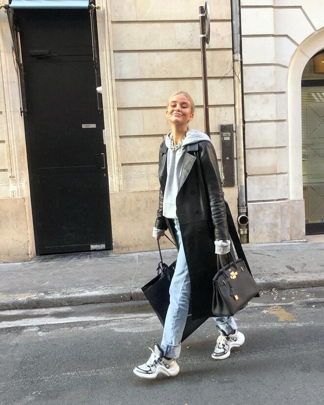 A influencer dinamarquesa Josefine usa os seus ténis num estilo mais descontraído 