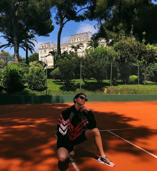 A modelo internacional faz patrocínio à sua parceria com a Adidas, usando uns Adidas Arkyn 