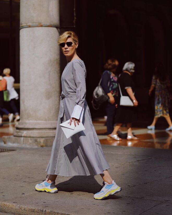 Raquel Strada usa os ténis Chunky num estilo de dia-a-dia