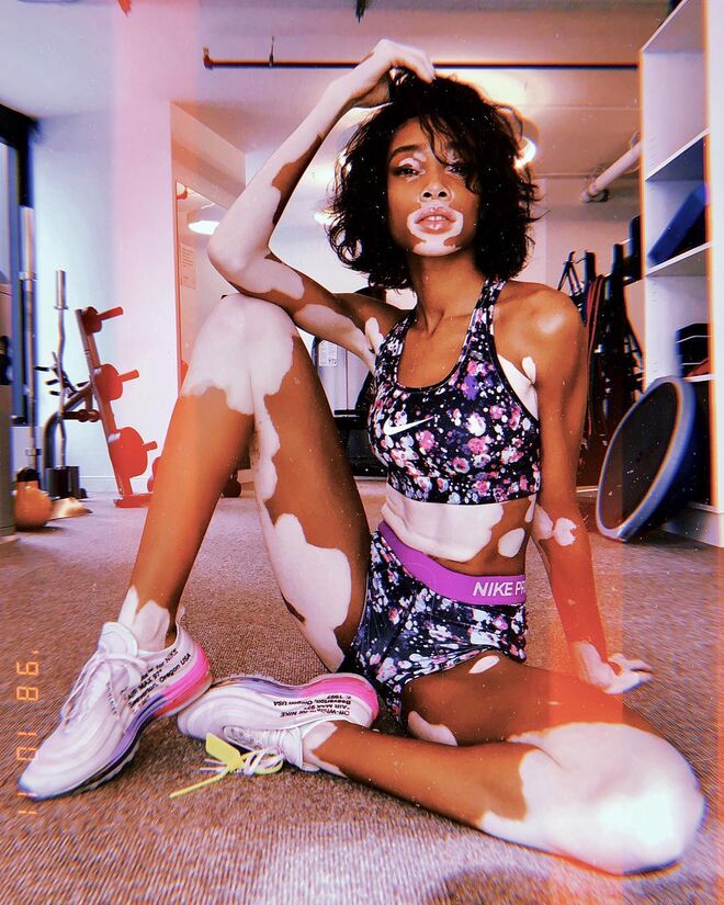 A modelo Winnie Harlow a usar os ténis, num estilo mais desportivo