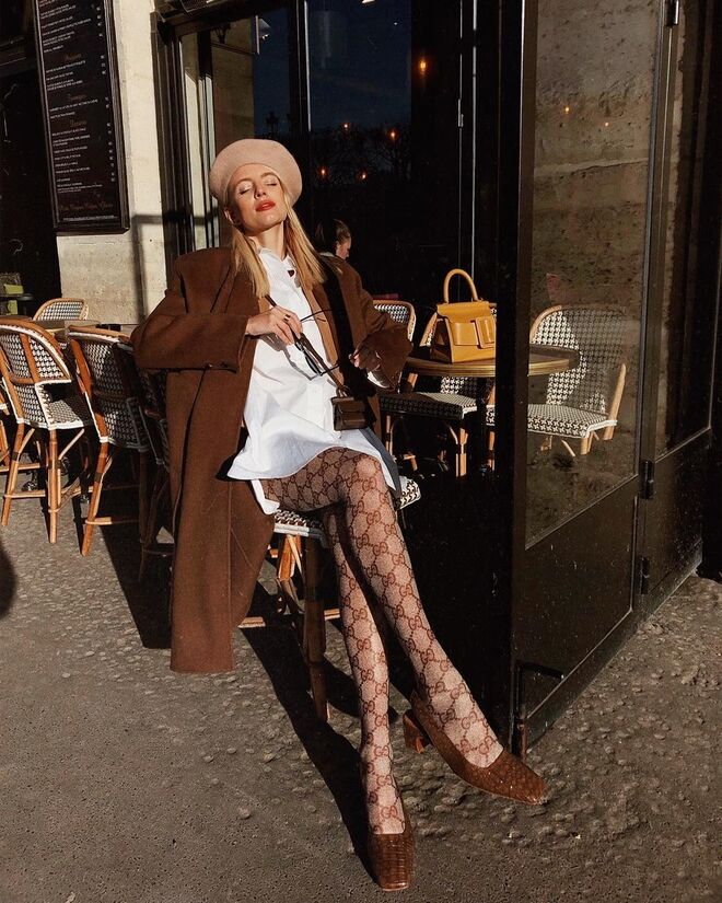 A blogger Leonie Hanne com collants Gucci
