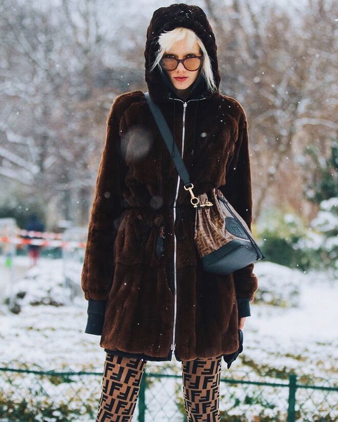 A modelo Marjan Jonkman com collants Fendi