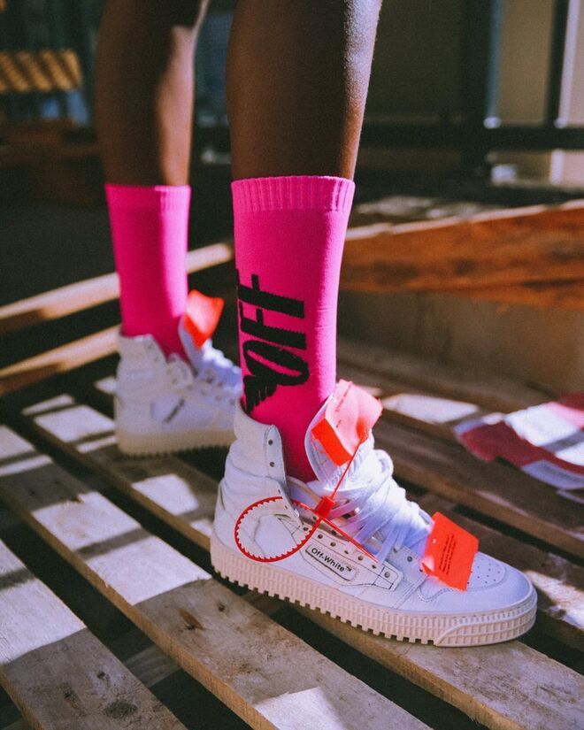 Uma modelo com meias Off-White