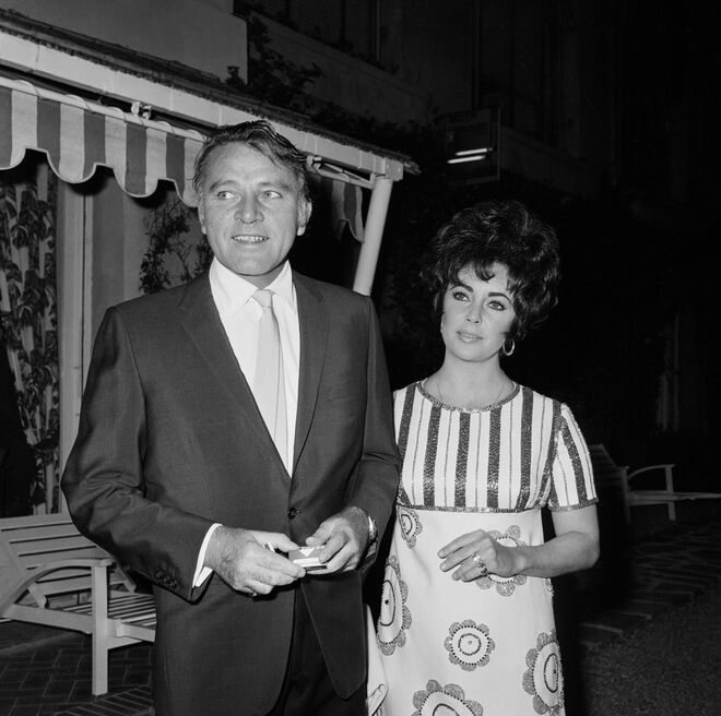 Elizabeth Taylor e Richard Burton - Conheceram-se no set de Cleópatra, em 1962, e a química foi imediata. Ambos estavam casados, mas o seu caso foi inevitável. Em 1963 divorciaram-se dos seus parceiros e casaram a 15 de março de 1964. Porém, Burton tinha um problema de alcoolismo e Taylor tinha muitas crises emocionais. Divorciaram-se em 1974. Apesar da separação, casaram-se pela segunda vez em 1975, casamento que durou menos de um ano